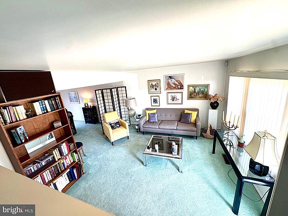 3rd image of 8 Ridgewood Pl