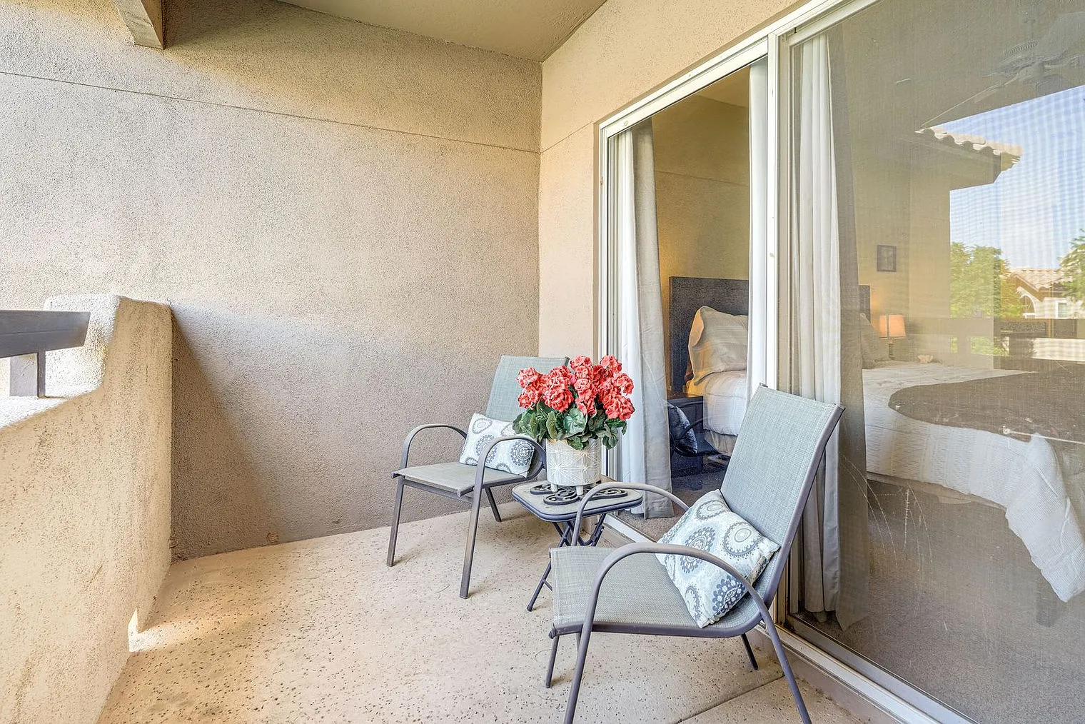 2 bed, 2.0 bath, 990 sqft, $4,312 — Photo 4
