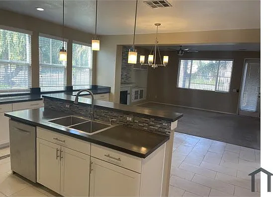4 bed, 2500 sqft, $3,600 — Photo 3