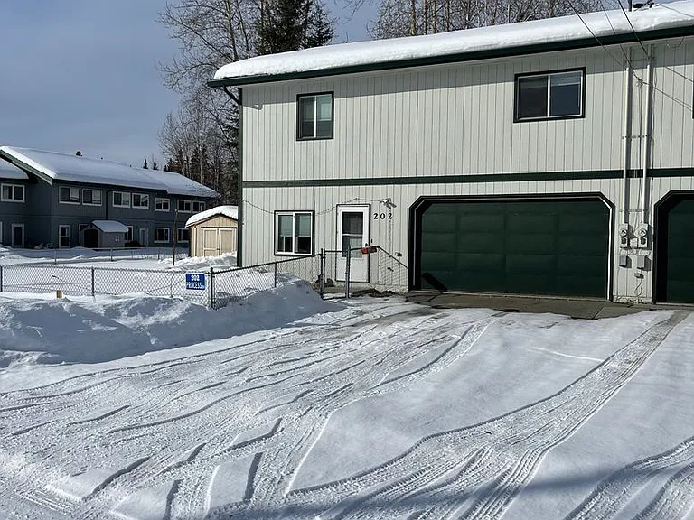 202 Princess Dr — Photo 1