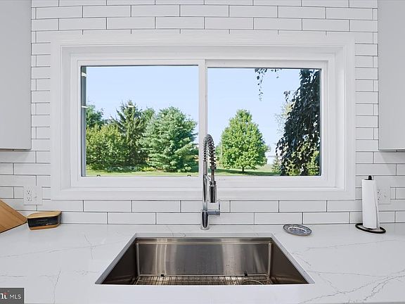 5th image of 76 Saddle Ridge Rd