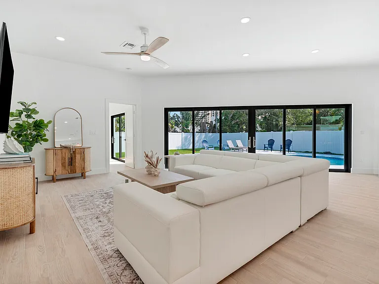 1248 N Harbor Dr — Photo 20