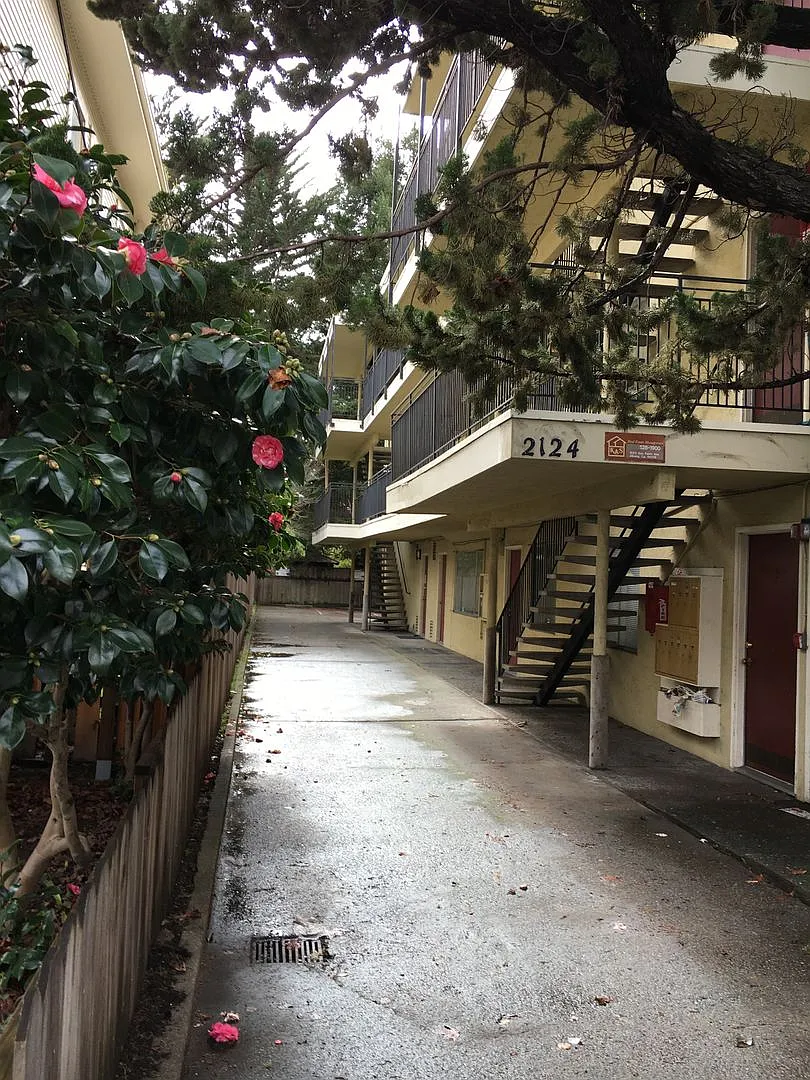 3 Bedroom apartment, located in South Berkeley Area — Photo 1