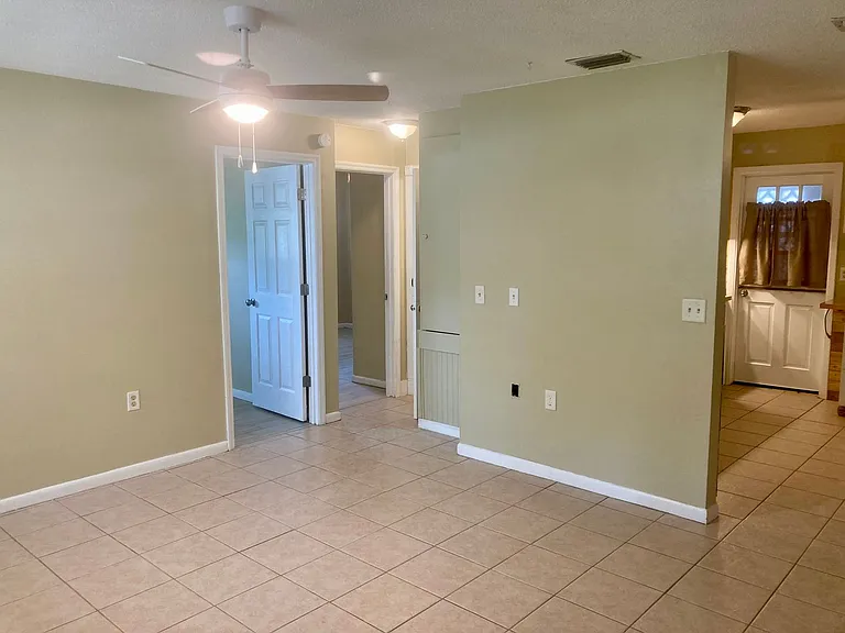 115 NW Crystal St — Photo 13