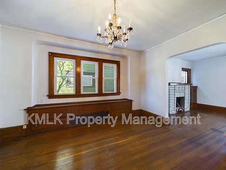 524 Allyn St — Photo 17