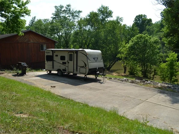 53 Riverside Rd, Elizabeth, WV 26143