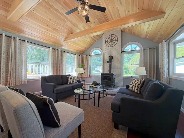 476 Pelham Rd, Dracut, MA 01826