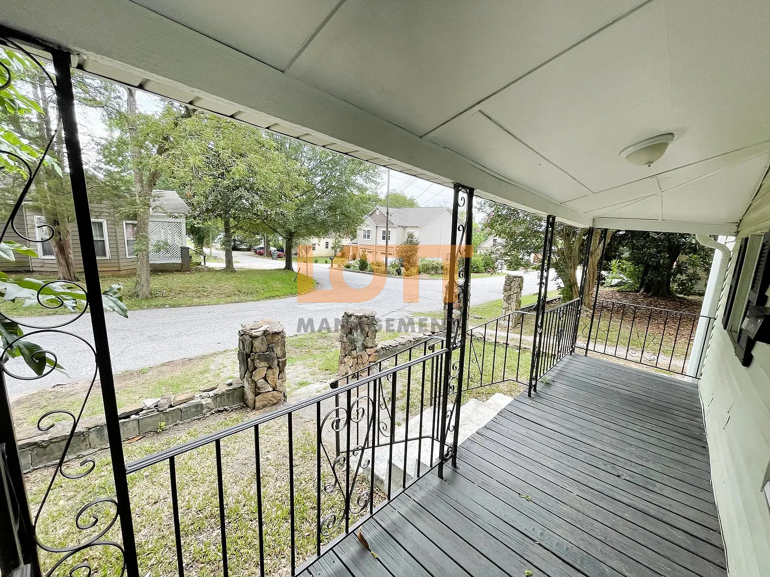 2 bed, 1.5 bath, 900 sqft, $1,300 — Photo 3
