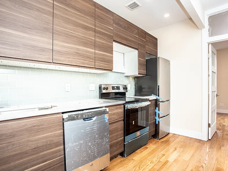 67 Diamond St #2R — Photo 17