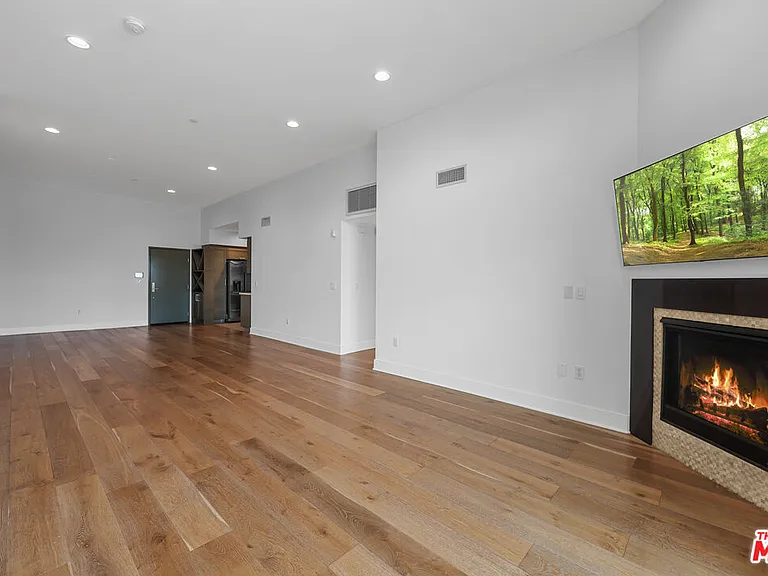 7133 Hawthorn Ave #Penthouse 6 — Photo 2