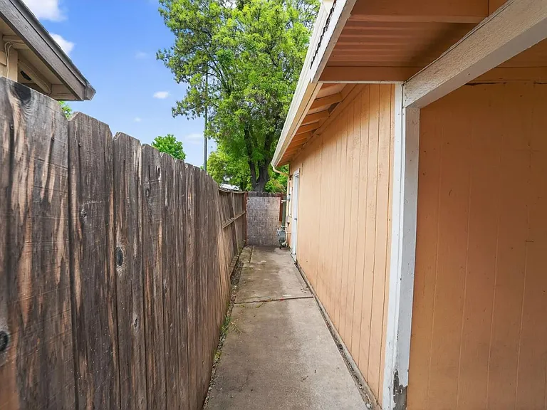 2524 Pemberton Ct — Photo 32
