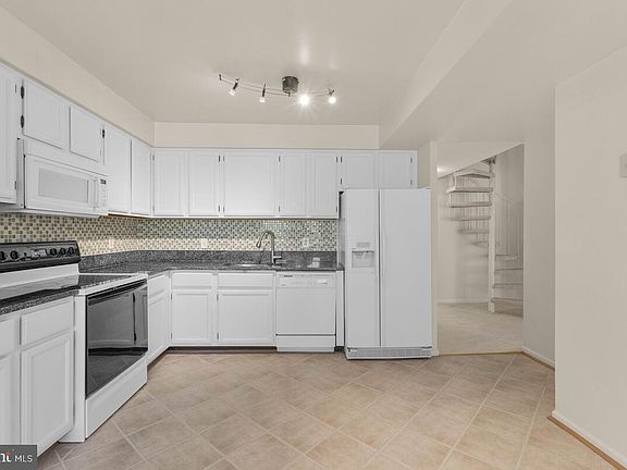 2nd image of 27 Pickering Ct APT 202