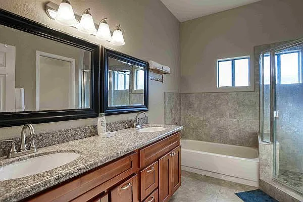 4015 E Hiddenview Dr — Photo 2