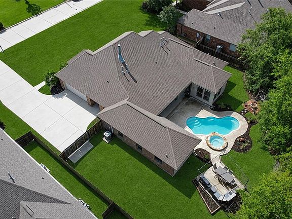 3rd image of 443 Clayton Ct