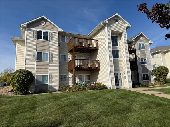 6715 Creekside Dr NE Unit 2, Cedar Rapids, IA 52402