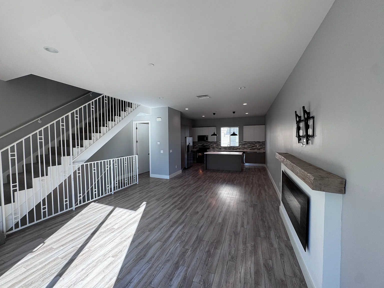 3 bed, 2.5 bath, 1671 sqft, $4,850 — Photo 4
