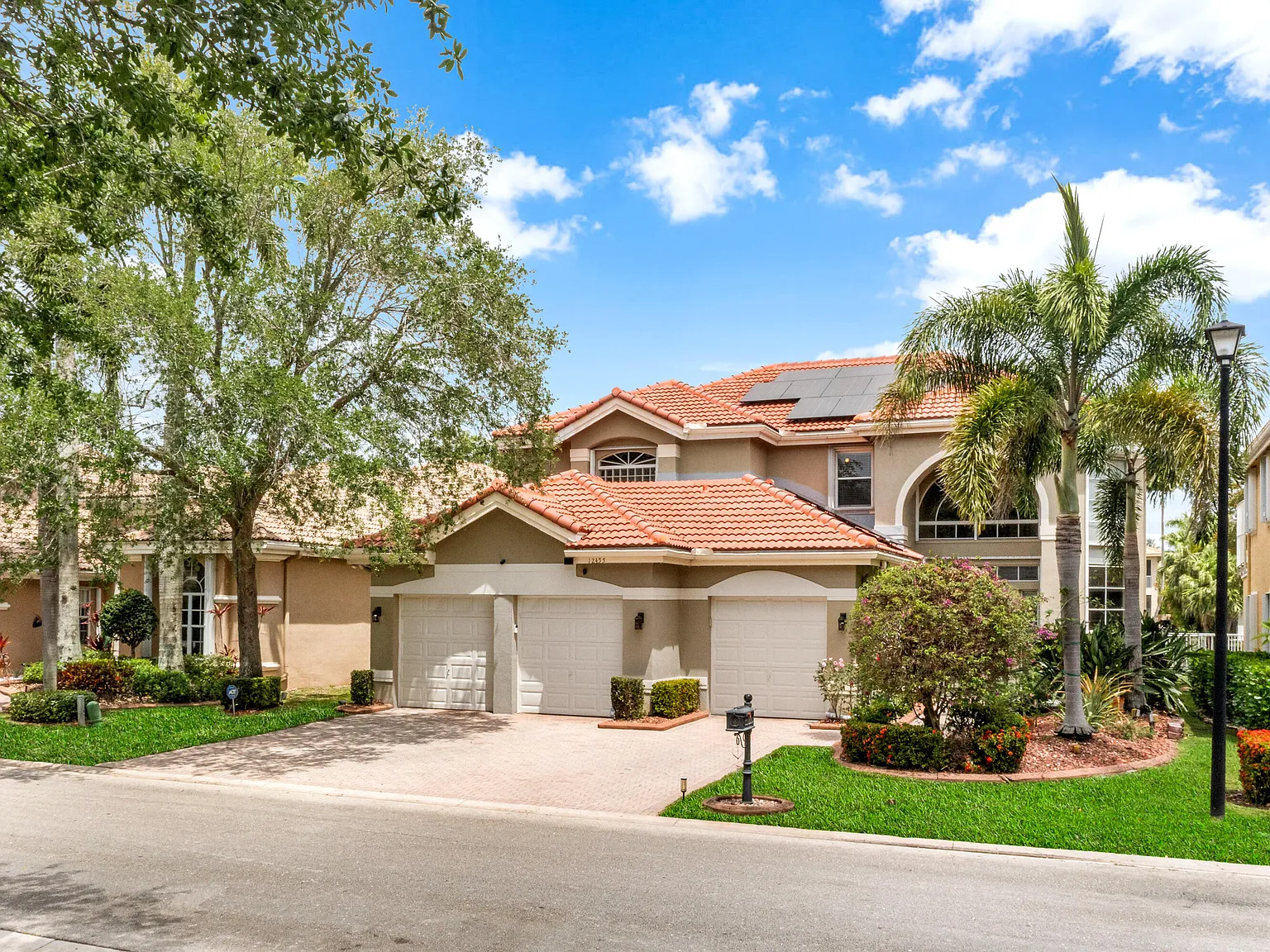 5 bed, 4.5 bath, 3893 sqft, $7,300 — Photo 4