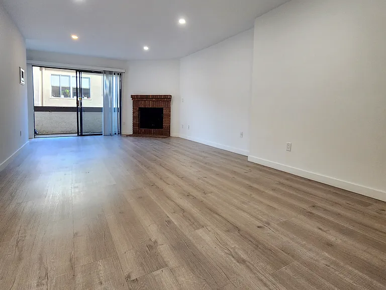 1532 Granville Ave #104 — Photo 2