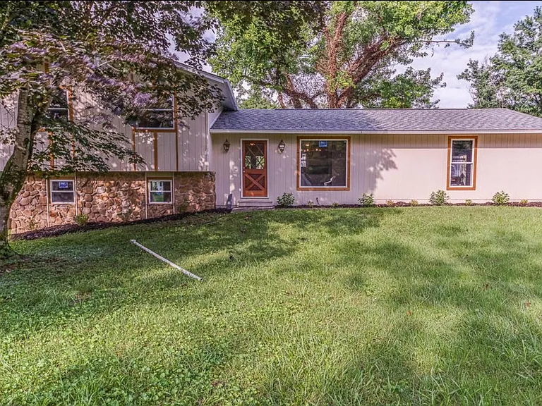 1805 Blue Spring Ln — Photo 2