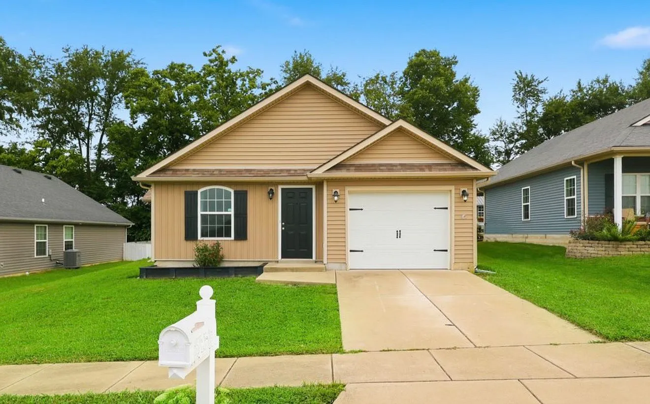 3 bed, 1136 sqft, $1,900 — Photo 1