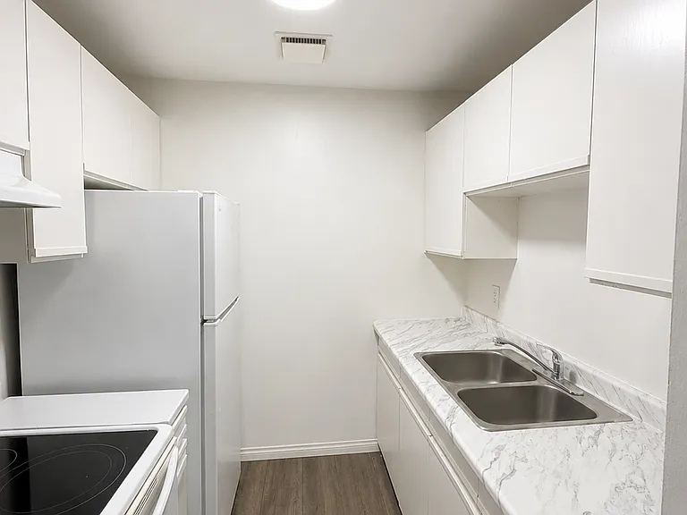 38 Ainslie St N #204 — Photo 7