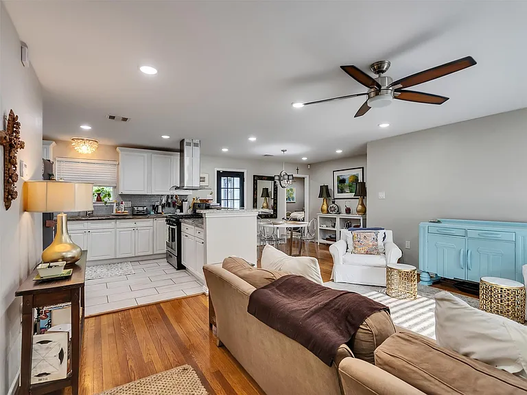 10309 Chesterfield Dr — Photo 8