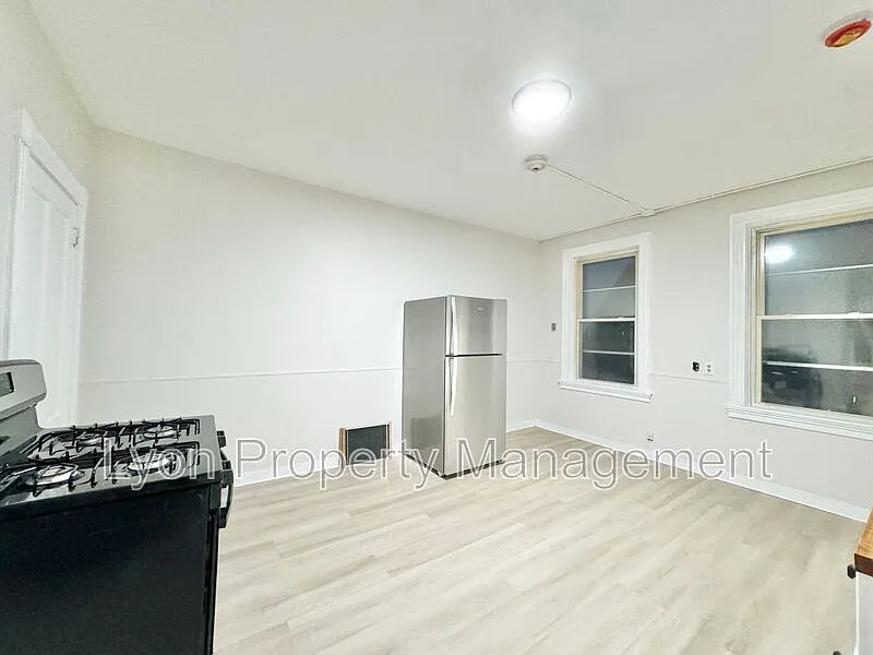 2 bed, 1.0 bath, $1,550 — Photo 2