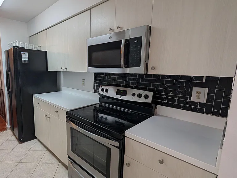702 Wind Ridge Dr — Photo 2