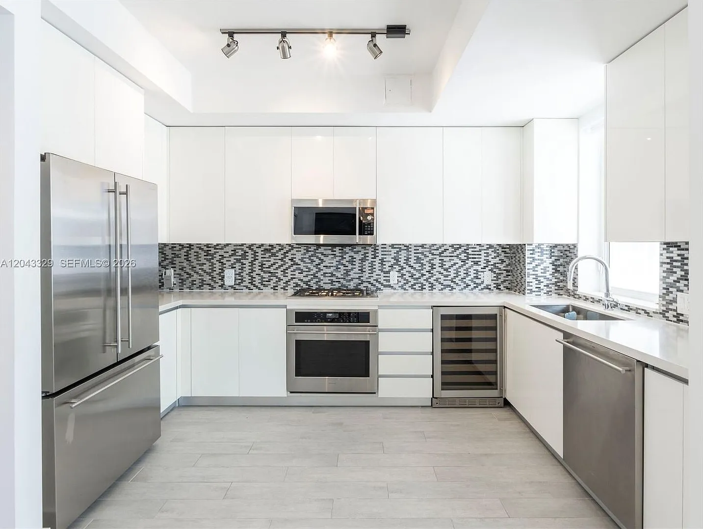 51 N Shore Drive 51, Miami Beach, FL 33141 - 3912 — Photo 1