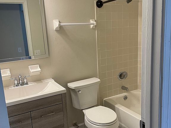 4th image of 305-5322 Savoy Ct