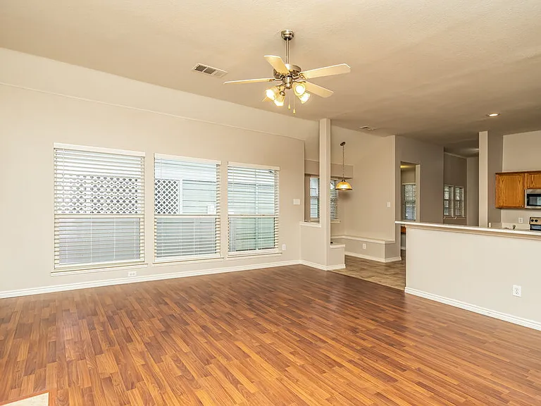 419 Creekview Dr — Photo 5
