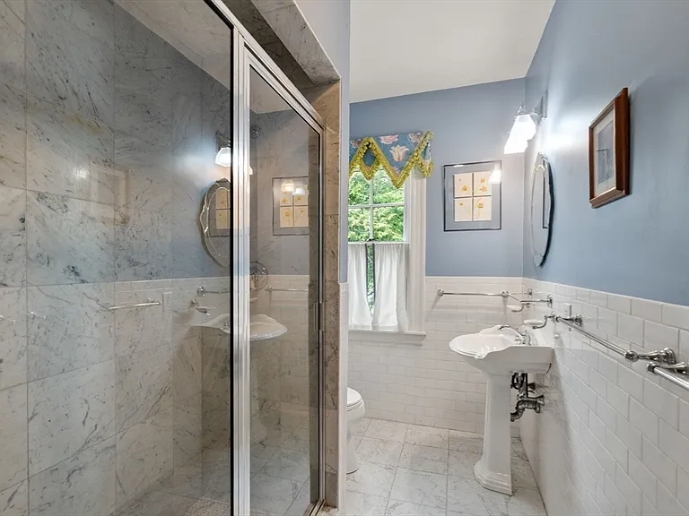 18 Eaton Ct #18 — Photo 18