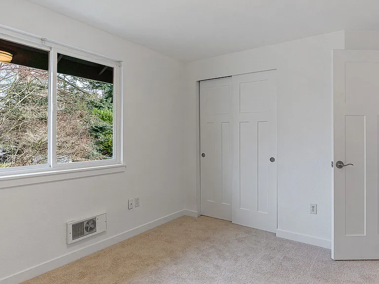 5909 Glenwood Ave — Photo 13