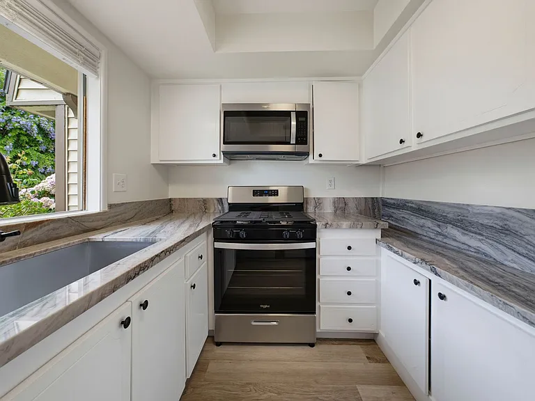 20368 Flora Ln — Photo 13