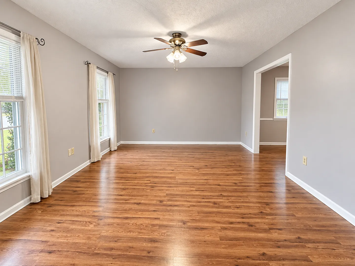 4 Bedroom home in Southend! — Photo 2
