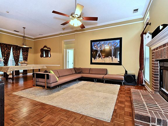 Great Roo with View of Dining Room