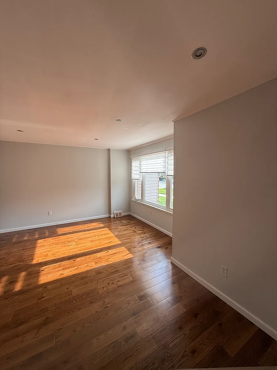 Photo 2 of 14 - 5126 N Hunters Ct - Bensalem, PA Living room - 5126 N Hunters Ct