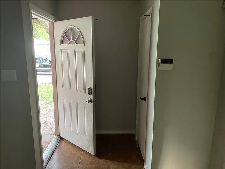 1026 W Brompton Dr — Photo 2