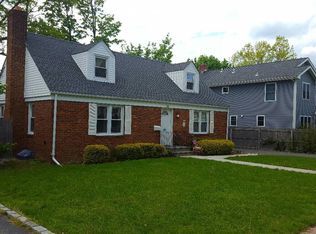 33 Phillips Rd, Glen Cove, NY 11542