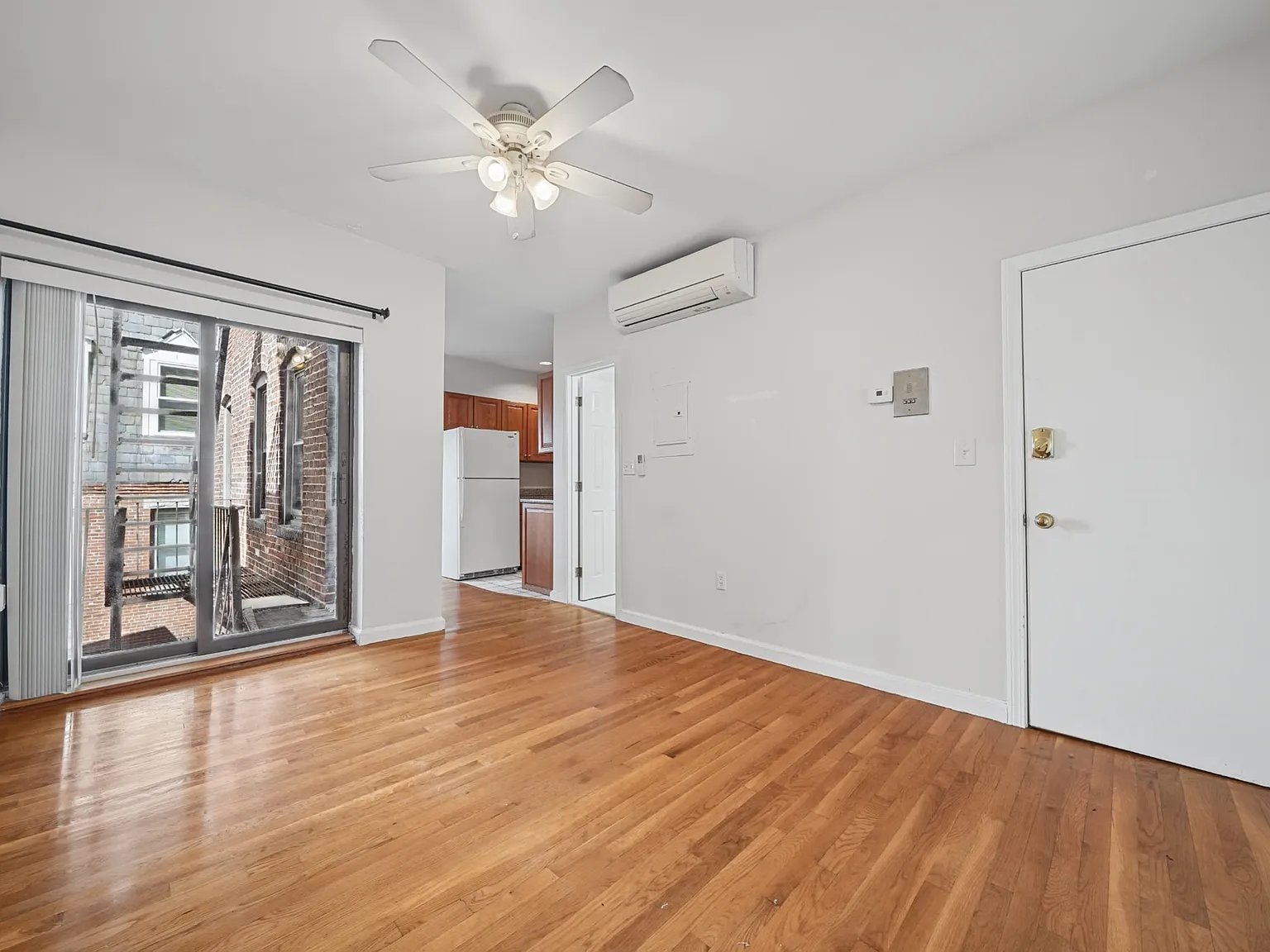 3 bed, 1.0 bath, 9999 sqft, $3,000 — Photo 4
