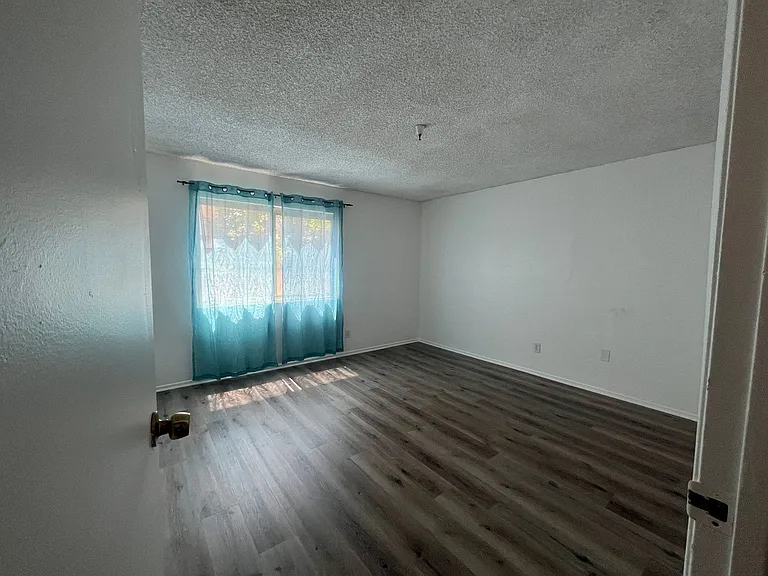 1016 Benito Ave — Photo 15