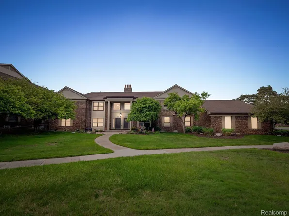 4410 Knightsbridge Ln, West Bloomfield, MI 48323