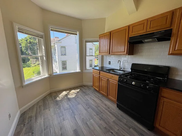 160 Grand St #A — Photo 3