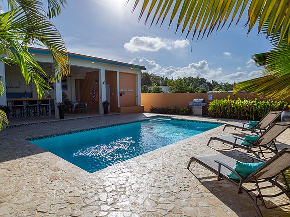 Large saltwater pool and deck, very secluded, gas grill included
