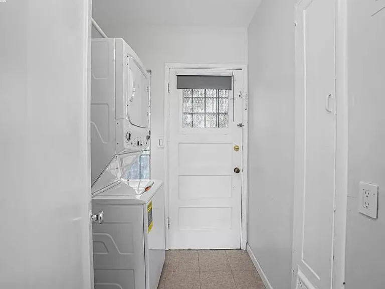 2978 Georgia St — Photo 9