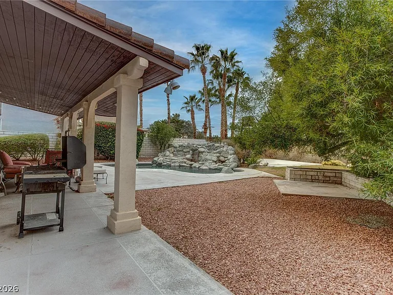 2500 Hacker Dr — Photo 16