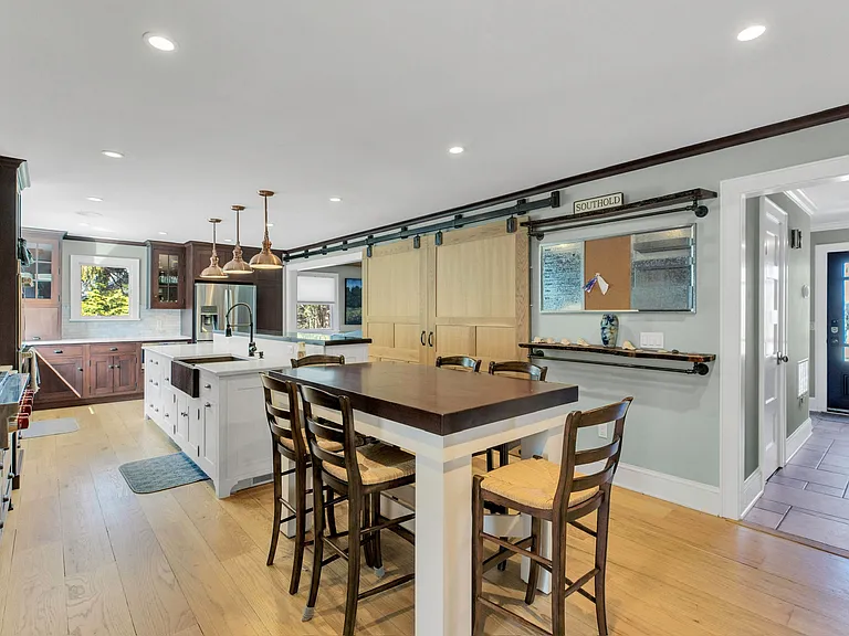 345 Colonial Rd — Photo 9