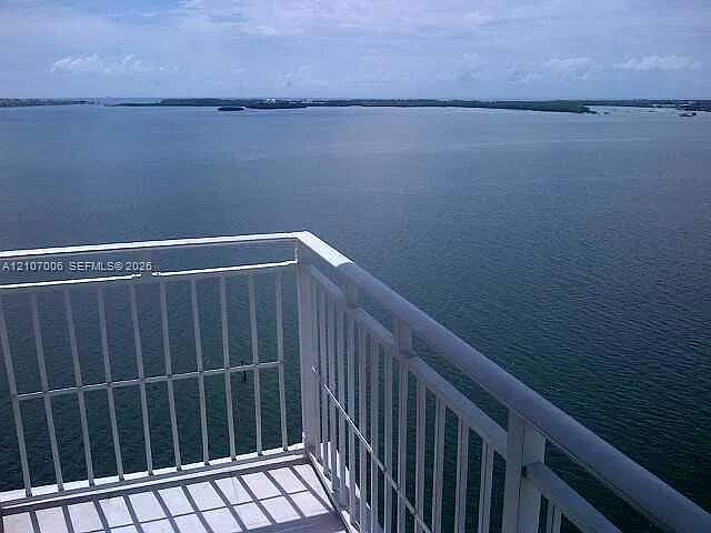 Isola Condo — Photo 2