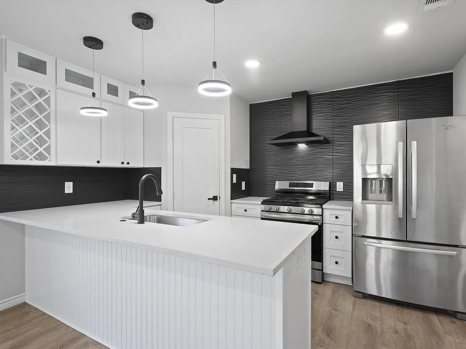 3 bed, 1107 sqft, $2,450 — Photo 3