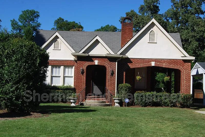 3 bed, 2.0 bath, 2251 sqft, $2,300 — Photo 1